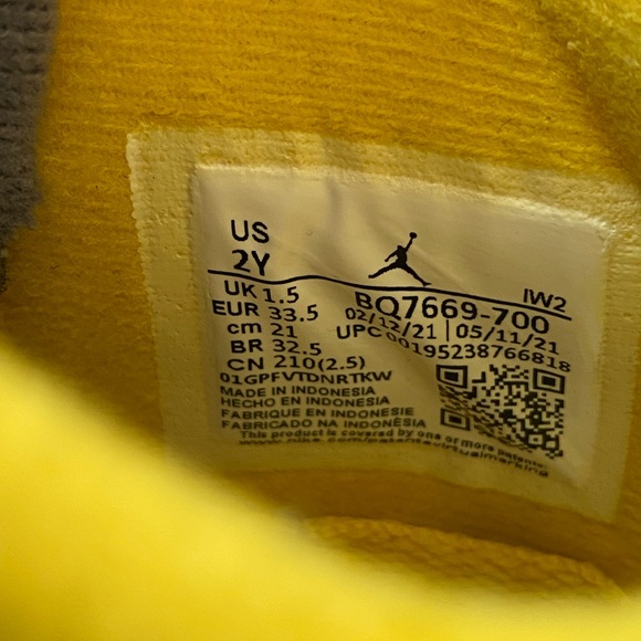 Jordan Retro Kids Size 2Y - Picture 5 of 11
